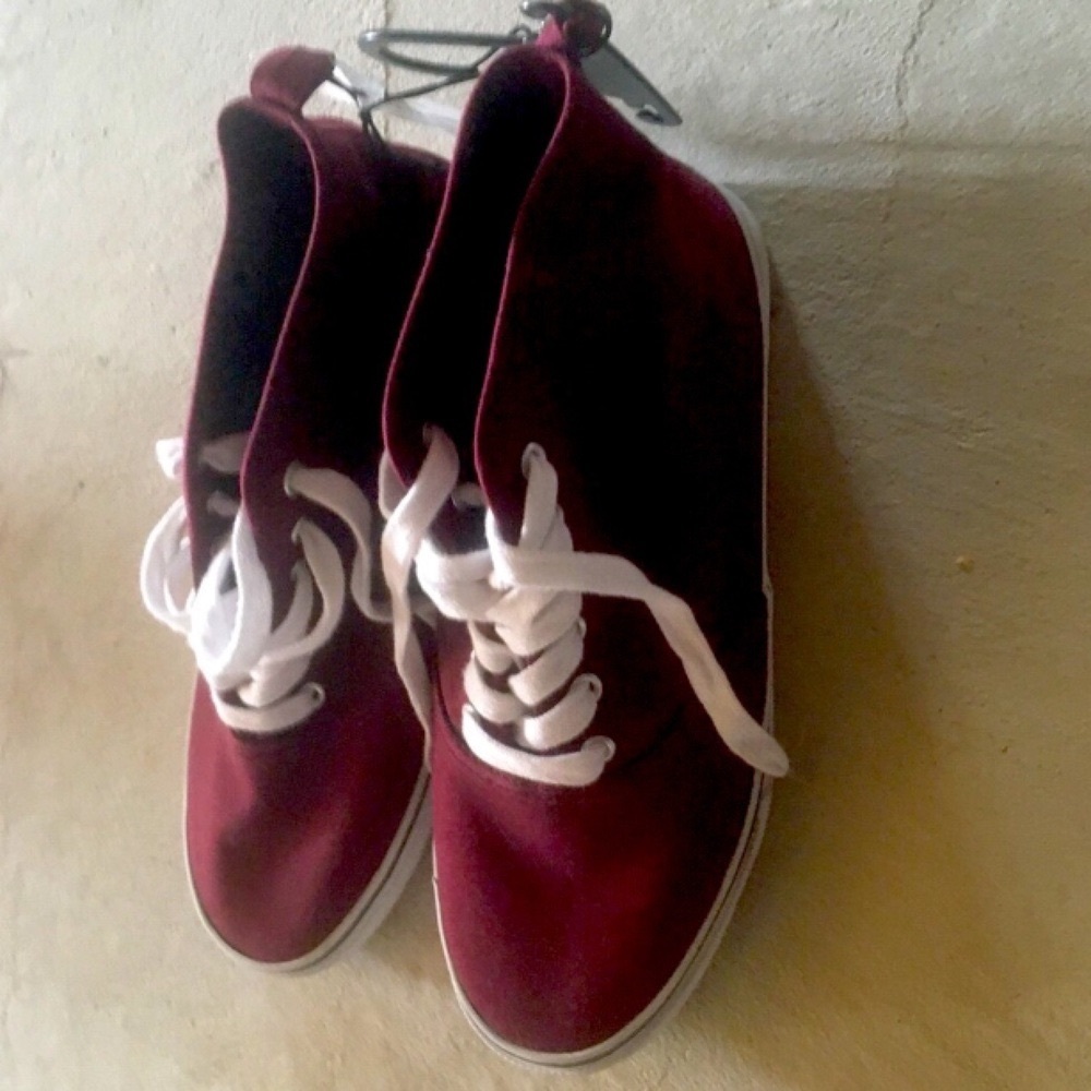 High Top Canvas Sneakers • Size 8 - Picture 4 of 12